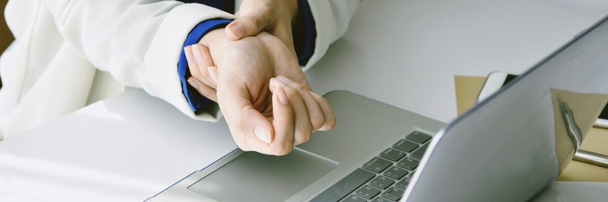 office-syndrome-hand-pain-by-occupational-disease-closeup-business-woman-with-wrist-pain-woman-her_t20_knBgJK